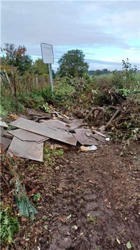 Der illegale Sondermüll am Grünschnittsammelplatz. Foto: Hermann Konrad