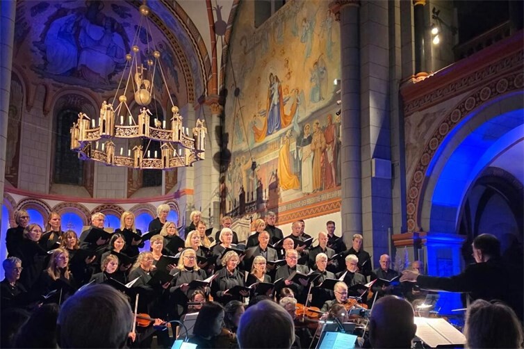 Der illuminierte Mariendom bot den wunderbaren Rahmen für die Aufführung der „Sunrise Mass“ durch Cantunnacum und ein Streichorchester der Rheinischen Philharmonie.