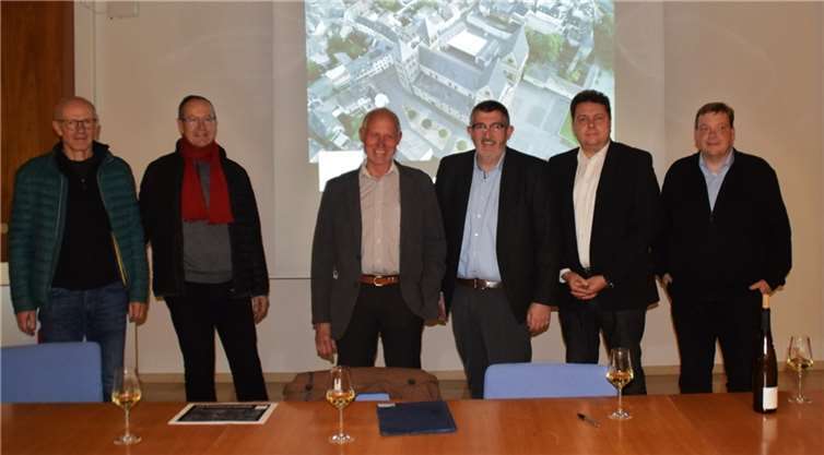 Der im Amt bestätigte Vorstand des Fördervereins Mariendom Andernach e.V mit Kassenprüfen: Richard Welter, Dr. Thomas Ebertz, Reinhard Helf, Schatzmeister, Frank Mertes, Vorsitzender Jürgen Schneider, Stv. Vorsitzender, Pastor Stefan Dumont, Geistlicher Beirat (v.l.n.r.).Foto: privat