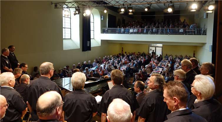 Der imposante Ausblick für die Sänger des Linzer Männergesangvereins in die ausverkaufte Stadthalle beim Konzert 2017.Foto: Roland Thees