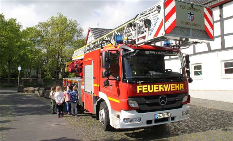 Der imposante Drehleiterwagen besuchte den Kindergarten. Fotos: privat