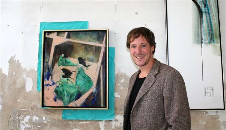 Der in Koblenz lebende Künstler Stéphane Manou vor seinen Werken. Foto: privat