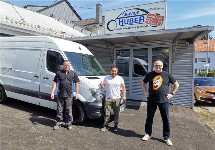 Der in Not geratene Zirkus Dschungel-Show wurde durch die Familien Huber (Autoservice Huber, Feldkirchen) und Runkel/Schäfer (Heißmangel Runkel, Irlich) durch die Instandsetzung des Sprinters geholfen. Im Bild die Übergabe des Fahrzeugs an die Familie Alvarez (Re B. Schäfer, li. M. Huber). Foto: privat