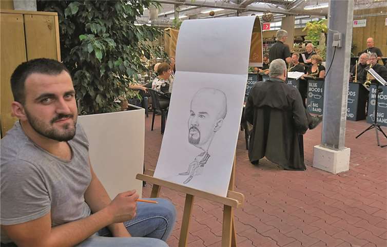Der in Wachtberg wohnende Asyl-suchende Admir Selhani zeichnete während des Konzertes Porträts der Gäste. Gemeinde Wachtberg
