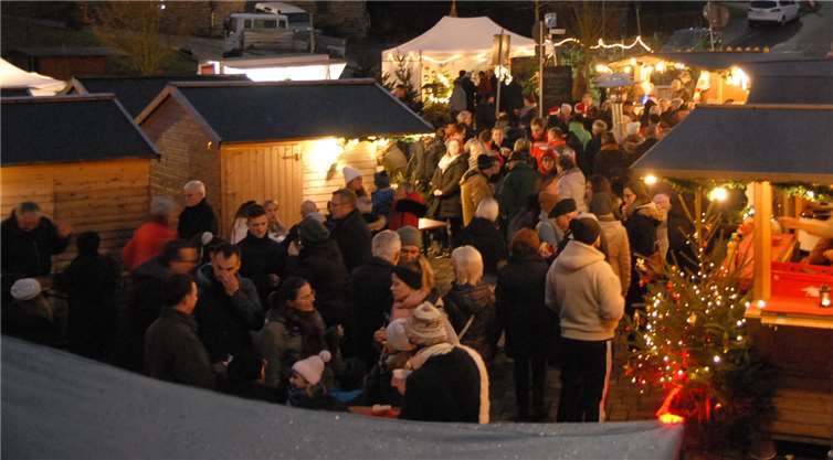 Der in stimmungsvolles Licht getauchte Töpferplatz lockte viele hundert Menschen zum Weihnachtszauber nach Höhr-Grenzhausen. Fotos: KER