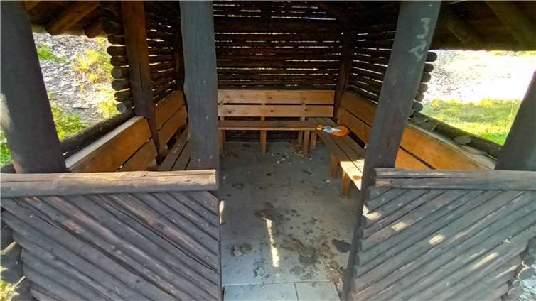 Der innenstehende Tisch und die vorstehenden Bänke wurden entwendet und den Felshang auf der Westseite hinuntergeworfen. Quellen: Ortsgemeinde Macken