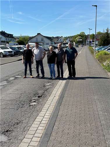 Der innerstädtische Bereich der L 113 gleiche einer „Schlaglochpiste“, die dringend saniert werden müsse, fordern die Fraktionen im Mendiger Stadtrat und die Werbegemeinschaft (von links): Olaf Waldecker, Werbegemeinschaft VG Mendig, Helmut Selig (SPD), Kornelia Oligschläger (CDU), Edgar Girolstein (Grüne/Bündnis 90) und Stadtbürgermeister Achim Grün.  Foto: Stefan Pauly/VG-Verwaltung Mendig