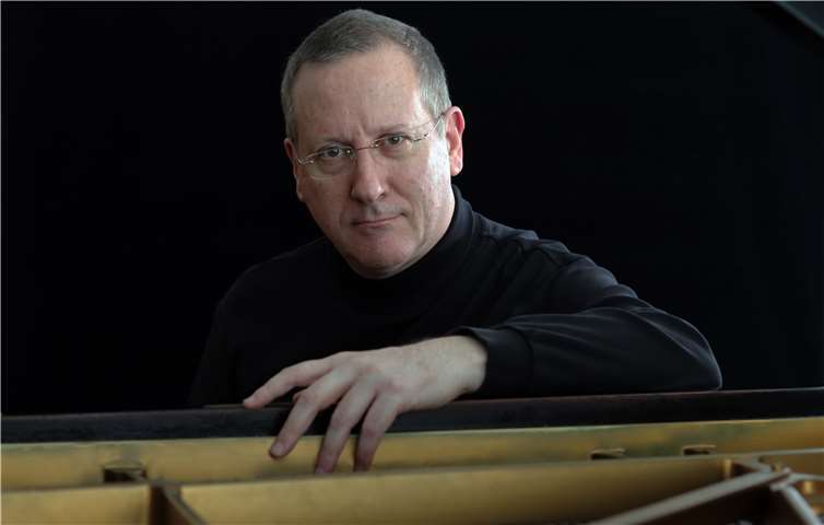Der international renommierte Musiker Heribert Koch wird dem Rheinbacher Publikum virtuose Klaviermusik präsentieren.Foto: Roger Frisch