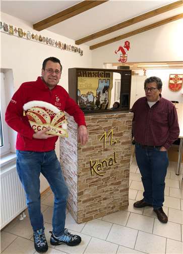 Der inzwischen 37 Jahre alte „Fernsehkasten“ des Elften Kanals wurde wieder herausgeputzt. Sitzungspräsident Markus Krapf und Nachrichtensprecher Manfred Radermacher freuen sich bereits auf die Live-Übertragung der ersten (und hoffentlich letzten) Online-Trockensitzung des CCO am 19. Februar.  Foto: CCO