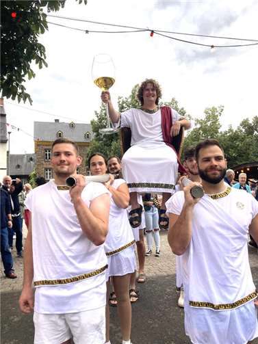 Der irdische Vertreter des römischen Weingottes reiste mit einer schmucken Sänfte, getragen von acht Bacchanten an.