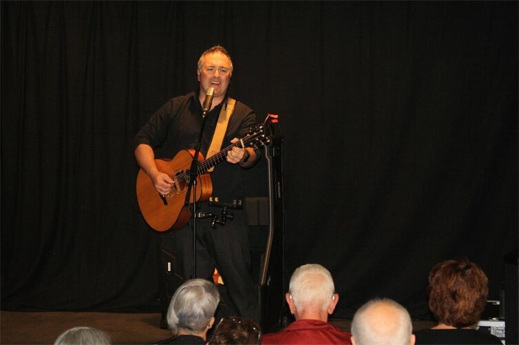 Der irische Ausnahmekünstler Ger O`donnell  begeisterte auf der Escher Kulturbühne „Altes Wasserwerk“ mit einem hörenswerten Irish-Folk-Konzert.