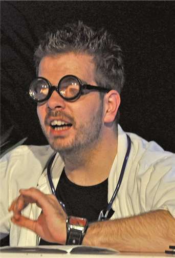 Der irre Arzt Sebastian Schmickler.