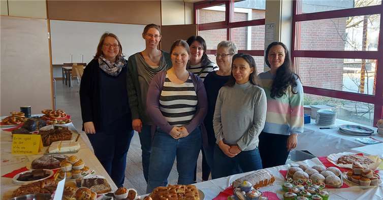 Der jüngste Basar des Fördervereins war nicht zuletzt aufgrund der tatkräftigen Arbeit vieler Helferinnen und Helfer (hier beim Kuchenverkauf) erfolgreich.