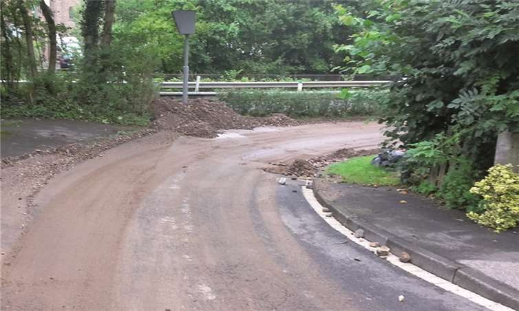 Der jüngste Starkregen hat vielfach Geröllmassen auf die Straßen geschwemmt – wie hier in Pech auf der Seibachstraße.Gemeinde Wachtberg/rb