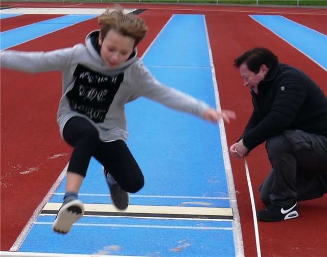 Der jüngste Teilnehmer, Ben Matzky beim Weitsprung.