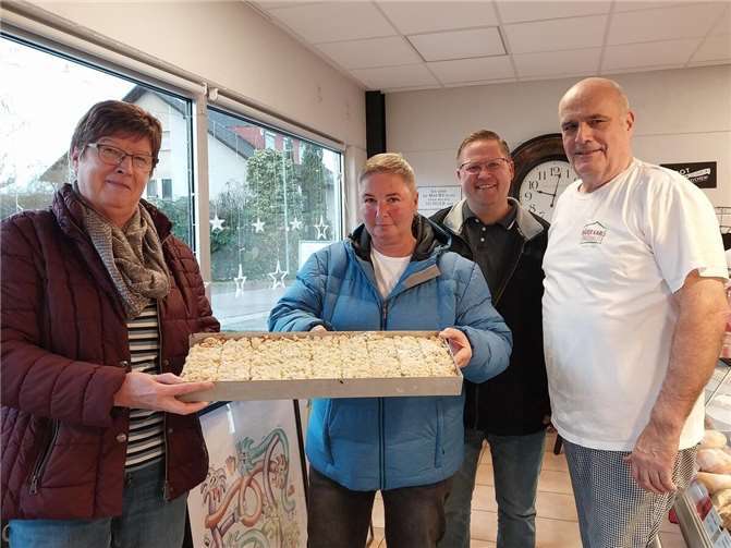 Der jüngste Thurer Mittagstisch wartete mit einer Besonderheit auf: Zusätzlich zur Mahlzeit gab es Kuchen, den Bäcker Karl gespendet hatte. Foto: privat