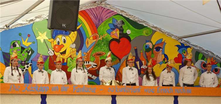 Der jugendliche Elferrat im schmucken Outfit führte mit Sitzungspräsidentin Johanna Dax durch das bunte Spektakel.