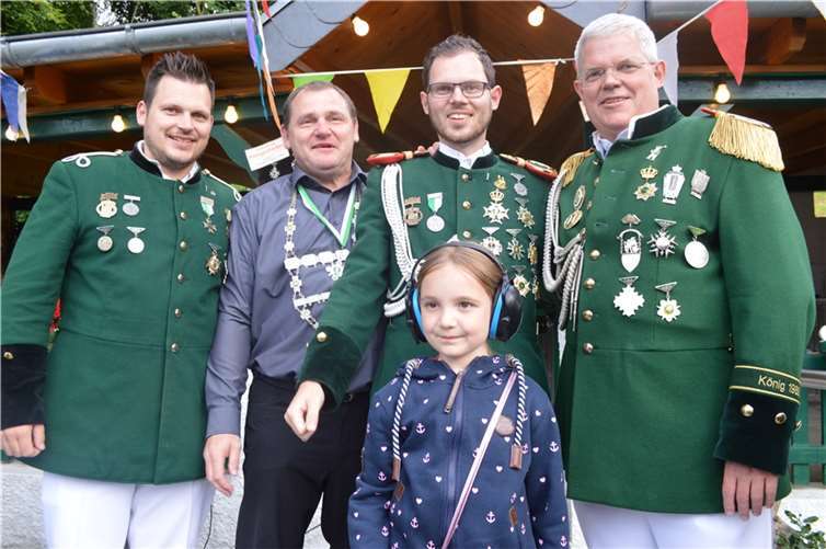 Böller verkündeten den neuen Remagener Schützenkönig Horst Brück Der junge „Altkönig“ Ralf Strang (2.v.r.) mit Präsident und Vater Wolfgang Strang (r.), Bruder Thorsten Strang (l.) und Bürgerkönig Harald Mittnacht sowie Nachbarkind Emilia Lembke.