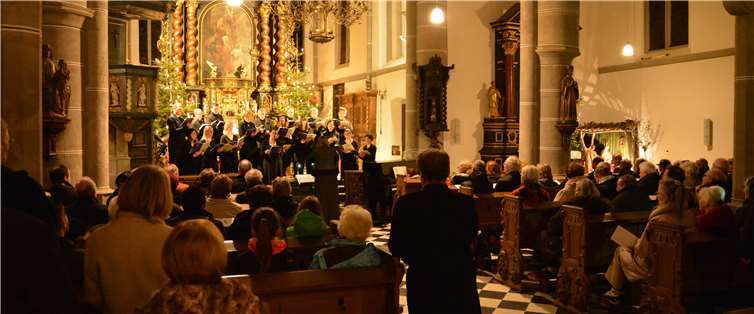 Der junge Chor Rheingehört singt in der St. Pantaleon Kirche.privat