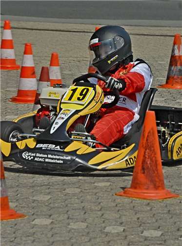 Der junge Kartfahrer in Action.