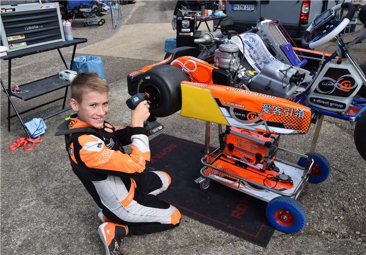 Der junge Leuteroder legt beim Reifenwechsel selbst Hand an.