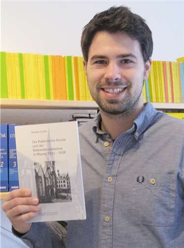 Der junge Mayener Autor, Matthias Durben, hat sich mit dem wohl dunkelsten Kapitel der Mayener Geschichte befasst: Sein Buch behandelt die Katholische Kirche und der Nationalsozialismus in Mayen.privat