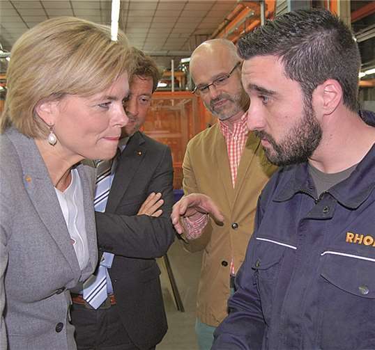 Der junge Spanier Juan Pablo erläutert Julia Klöckner die Arbeitsabläufe.