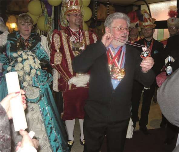 Der karnevalistische Frühschoppen war eine willkommene Gelegenheit um verdiente Mitglieder mit dem aktuellen Sessionsorden, unter dem Motto: „GERAK mit em Büttchen Buntes“ sowie dem Gesellschaftsorden, auszuzeichnen.privat