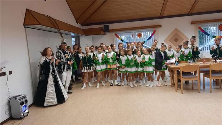 Der karnevalistische Höhepunkt beim Seniorenkarneval war der Besuch der ,,KC Weeste Näh".  Foto: MartinSandmann