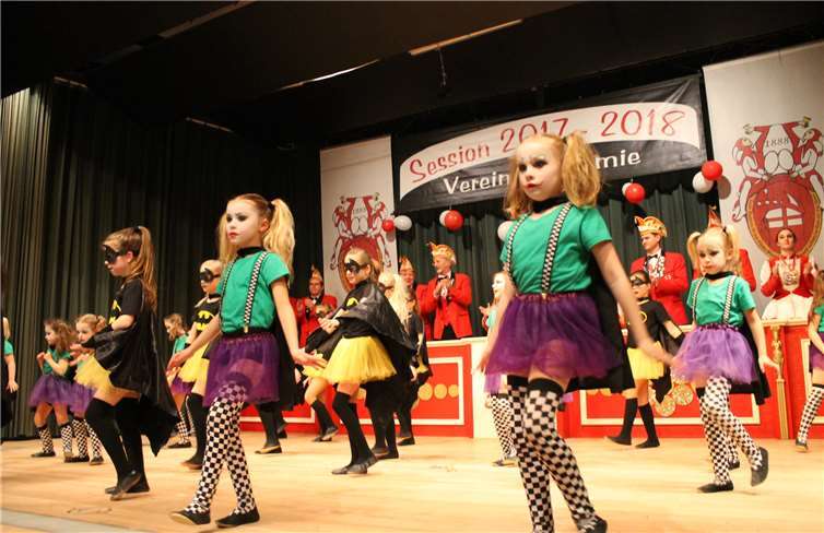 Der karnevalistische Nachwuchs. Die „Fünkchen“ begeisterten mit ihrem Showtanz „Batman und Joker“.