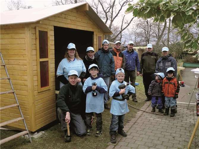 Der katholische Kindergarten in Saffig wurde in den vergangenen Jahren baulich immer wieder erweitert. Mittlerweile werden hier 112 Kinder bestens betreut. Sie freuen sich nun über das neue Gartenhaus.privat