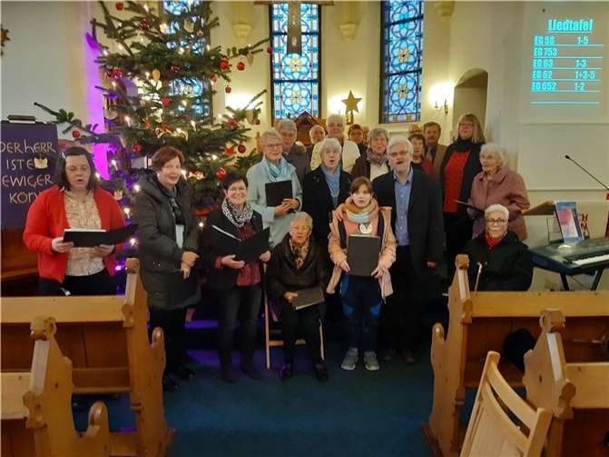 Der katholische Kirchenchor und evangelische Projektchor gestalteten den Sylvester-Gottesdienst in evangelischen Kirche in Mendig musikalisch mit.  Foto: privat