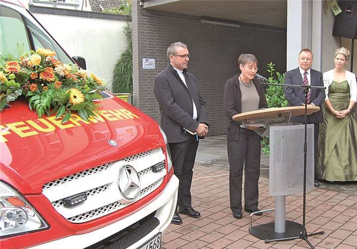 Der katholische Pastor Günter Marmann und die evangelische Pastorin Inge Gaebel sprechen gemeinsam Segenswünsche für das neu in Dienst gestellte Feuerwehrfahrzeug.