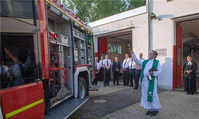 Der katholische Pfarrer Dr. Reinhold Malcherek und die evangelische Pfarrerin Susanne Back-Bauer nahmen die Einsegnung des neuen Feuerwehrautos vor.