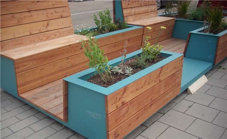 Der katholische Sozialverband die Kolpingfamilie will als Bitte den „kleinen hellen Keil“ verstanden wissen, damit die Stadtverwaltung möglichst zeitnah an beiden Seiten entsprechende nutzbare kleinere stabile Auffahrrampen anbringt.  Foto: Werner Hammes