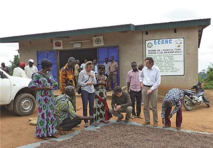 Der kaufmännische Geschäftsführer von Griesson - de Beukelaer Roland Haffke nahm an einem solchen Workshop teil und lernte dabei auch die Kakaobauern kennen, die für die Produkte von GdB Kakao anbauen.