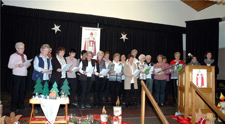 Der kfd Frauenchor stimmte in den Advent ein.UM