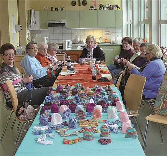 Der kfd-Wollclub hat wieder fleißig für einen guten Zweck gestrickt. privat