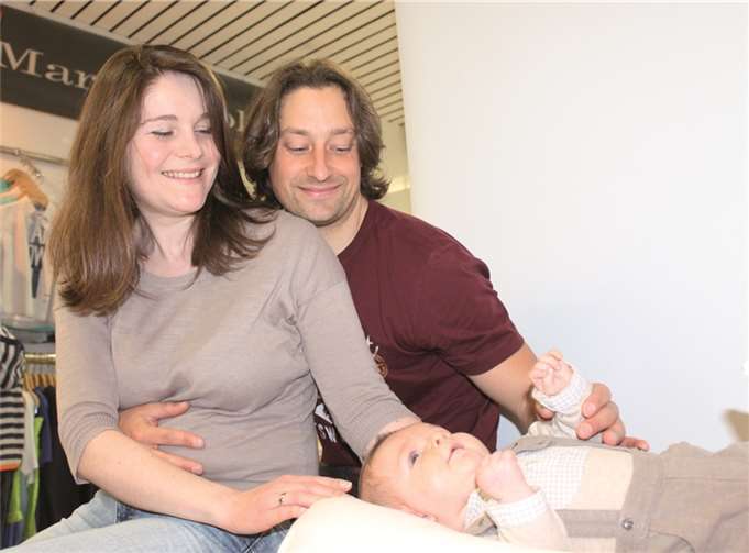 Der kleine Anton mit seinen Eltern.