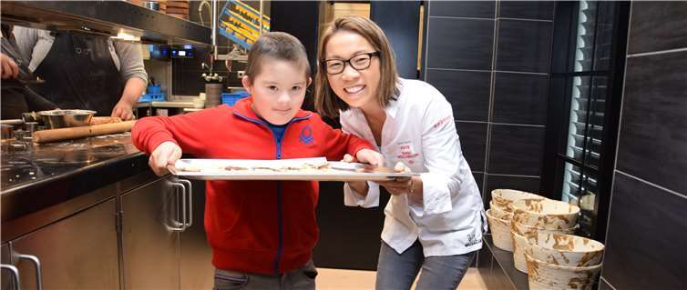 Der kleine David wartete darauf, dass die Kekse endlich fertig sind.