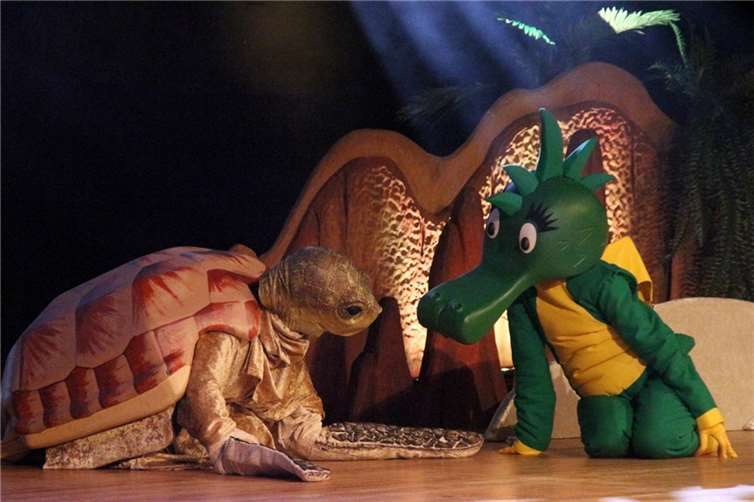 Der kleine Drache Tabaluga mit der Meeresschildkröte Nessaja. Foto/Quelle: Why Not-Event