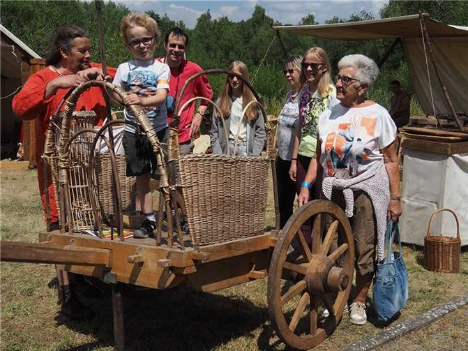 Der kleine Emmet aus Köln durfte auch mal auf den Streitwagen klettern.