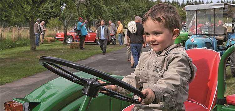 Der kleine Felix weiß schon, was er einmal werden will: „Traktorfahrer!“