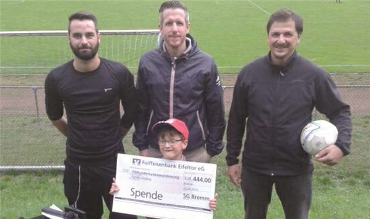 Der kleine Jonathan Andres bei der Scheckübergabe durch (v.l.:) Michael Heimes (Stadionsprecher und Trainer der 2. Mannschaft), Rolf Pauly (2. Vorsitzender) und Vater Bernd Andres. LS
