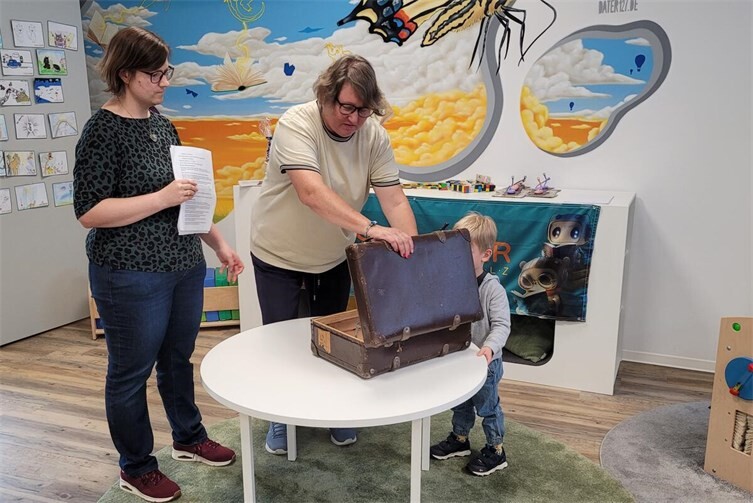 Der kleine Leo durfte als Glücksbote zusammen mit Bibliotheksleiterin Carina Senko und Mitarbeiterin Susanne Walter-Hahn die 20 zusätzlichen Preise ziehen.