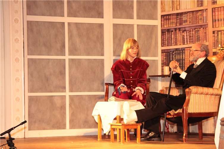 Der kleine Lord (Alina Hahn) mit seinem Großvater (Georg Friedhofen).