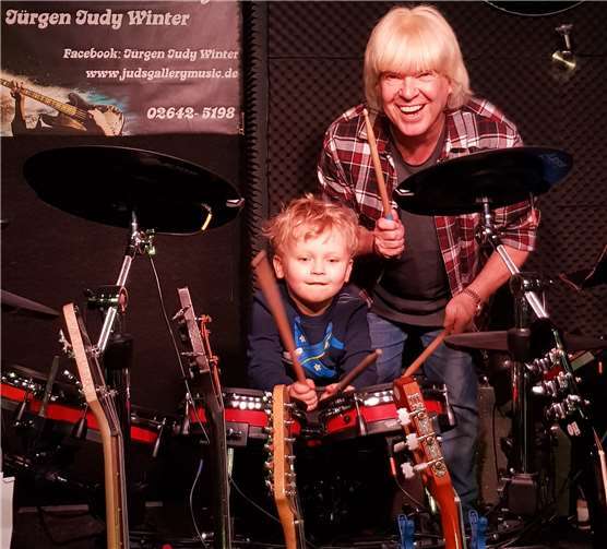 Der kleine Luke am Schlagzeugerfreut Judy Winters Musikerherz.
