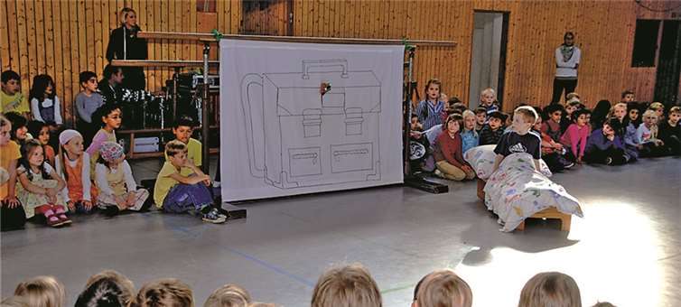 Der kleine Maxi stand im Mittelpunkt des Theaterstücks, aber auch die anderen Kids bereicherten das Stück mit Worten und Gesangseinlagen. privat