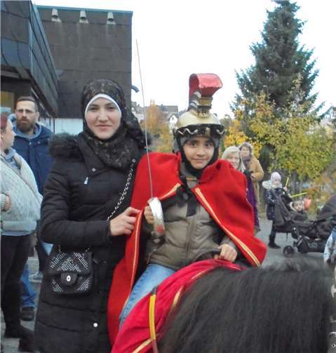 Der kleine Mohamed aus Syrien mit seiner Mutter auf dem Therapiepferd der Lebenshilfe „Sternchen“.Leonie Racke