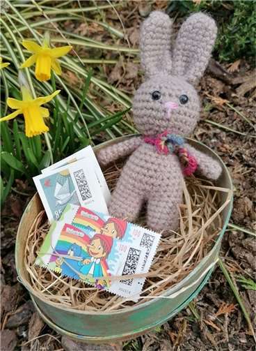 Der kleine Osterhase hat Briefmarken besorgt, denn die braucht man, wenn man Post verschicken will. Foto: Schürer